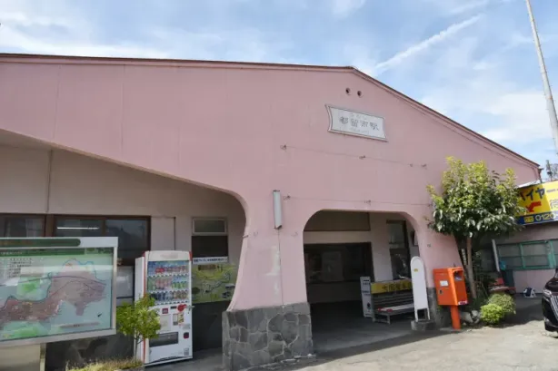 「古田の街」の郊外を走る富士急行線の駅 — 都留市駅 - 写真 2